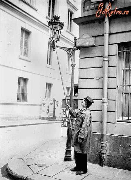 Париж - Фонарщик зажигает лампьі в Париже.