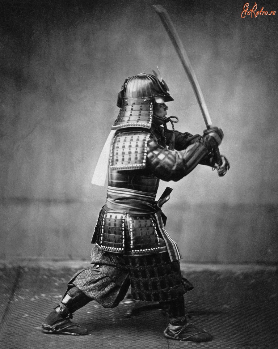 Япония - Вооружённый самурай в доспехах, с мечом и кинжалом.
