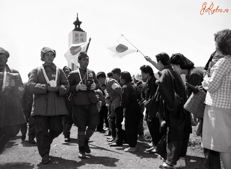 Япония - Женщины встречают вернувшихся на родину из плена японских солдат