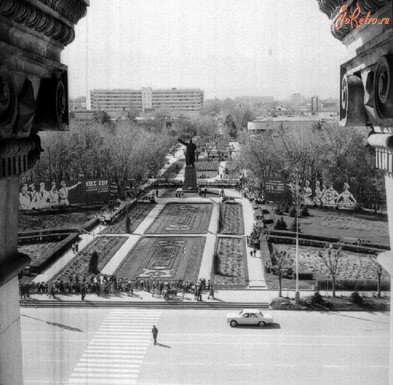 Алма-Ата - 1973г. Вид на сквер с площади им.В.И. Ленина