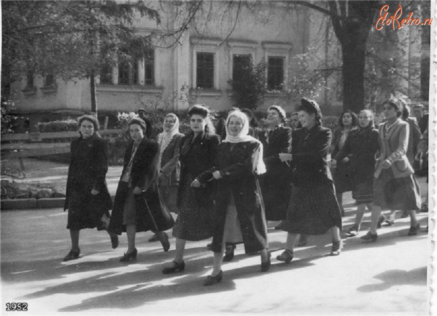 Алма-Ата - Алма-Ата. Студентки у дома губернатора. 1952 г.