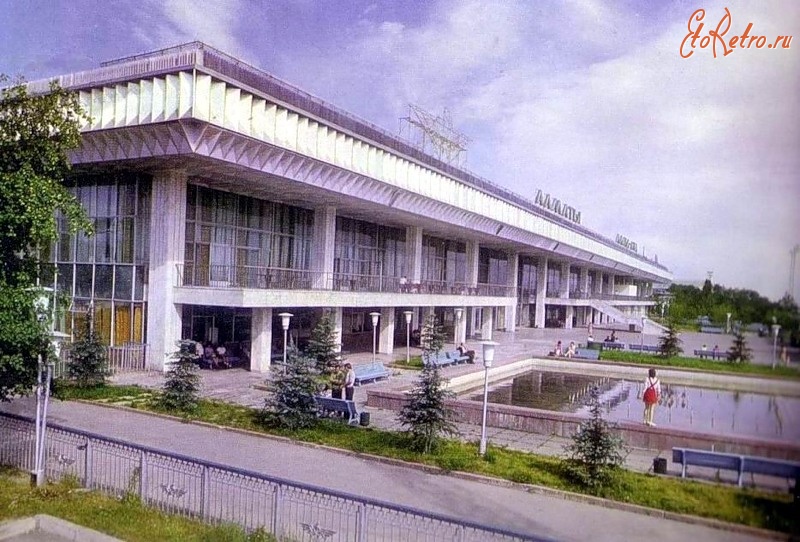 Алма-Ата - Алма-Ата. Аэропорт (построен в 1974 г.).  1970-е гг. Вид со стороны летного поля.