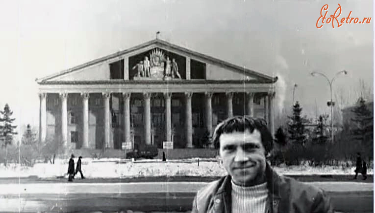 Восточно-Казахстанская область - Усть-Каменогорск. В. Высоцкий у Дворца культуры металлургов.