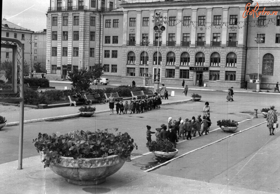 Восточно-Казахстанская область - Усть-Каменогорск. Улица Гоголя. Кафе 