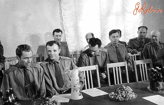 Байконур - Ю.А.Гагарин на совещании.