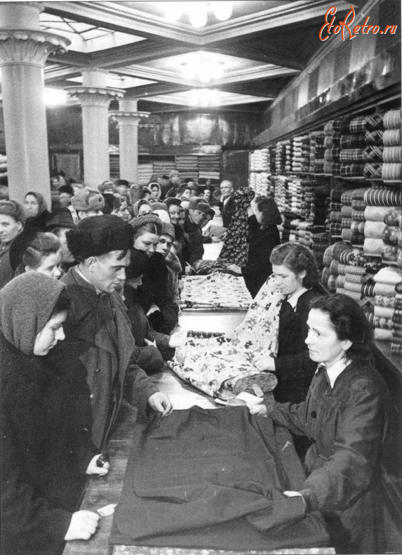 Старые магазины, рестораны и другие учреждения - 16 декабря 1947 г. началась продажа товаров без карточек