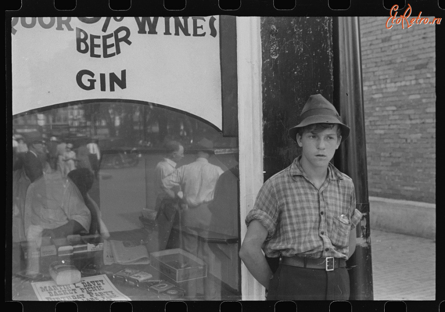 Старые магазины, рестораны и другие учреждения - Мальчик перед винным магазином в Ньюарке, Огайо