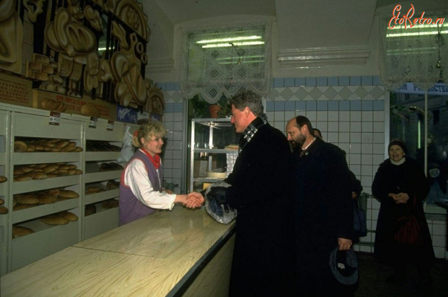 Старые магазины, рестораны и другие учреждения - Президент США Билл Клинтон в московском хлебном магазине