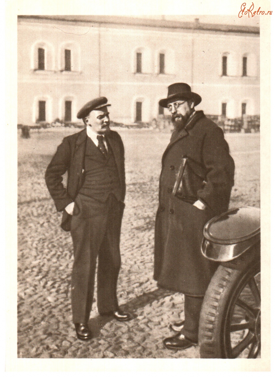 Ретро открытки - В. Ленин и В. Бонч-Бруевич на прогулке