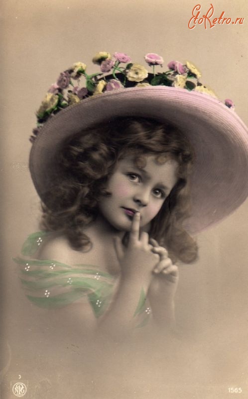 Ретро открытки - Ретро-поштівка.  Дівчинка в капелюшку з квітами.