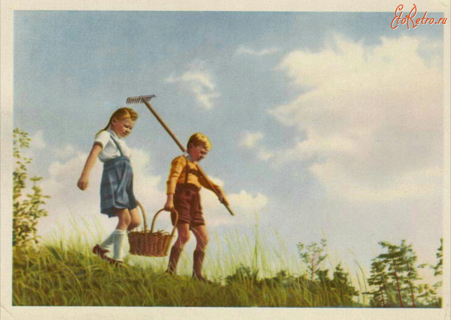 Двое маленьких детей подсматривают за третьим. Дореволюционная открытка. Сепия.