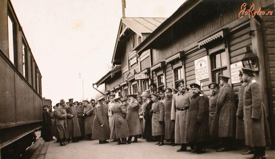 Латвия - Группа офицеров на перроне станции в ожидании императора Николая II и наследника цесаревича Алексея Николаевича Латвия , Видземе