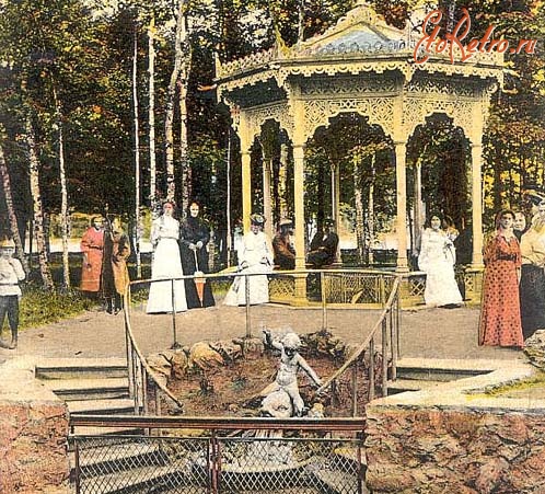 Латвия - Кемері (Юрмала). Відпочивальники біля фонтана і павільйона в парку.