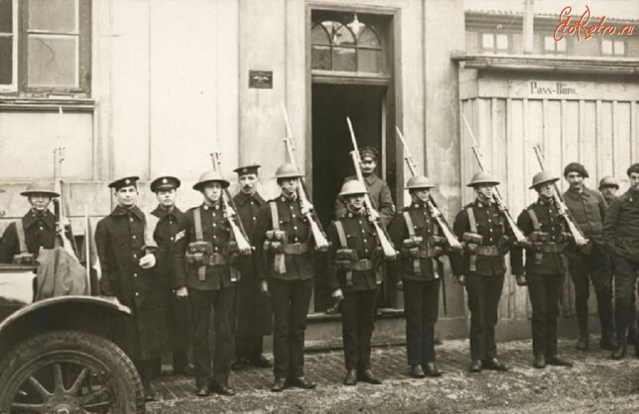 Литва - Клайпеда Английские и французские солдаты в Клайпеде у префектуры. в 1923 году.