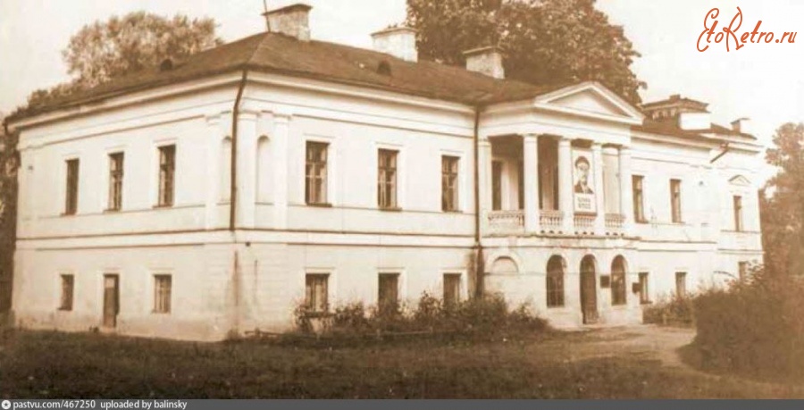 Литва - Яшуны. С советским агитплакатом на балконе