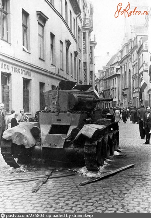 Рига - Подбитый советский легкий танк БТ-7 в Риге