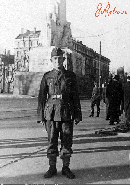 Рига - Рига.  Немецкий солдат у памятника Свободы