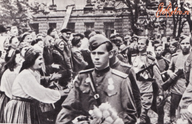 Таллин - Воины 8-го эстонского корпуса вступают в Таллин.