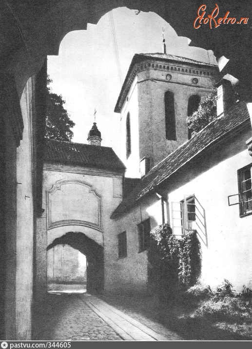 Вильнюс - Вход во двор бывшего монастыря базильянцев