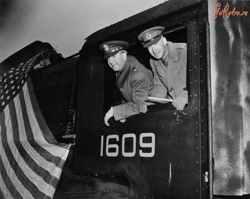 Великобритания - Британский генерал-майор Мак Мюллен и полковник американской армии Райан в кабине паровоза,поставленного в Великобританию из США по ленд-лизу.