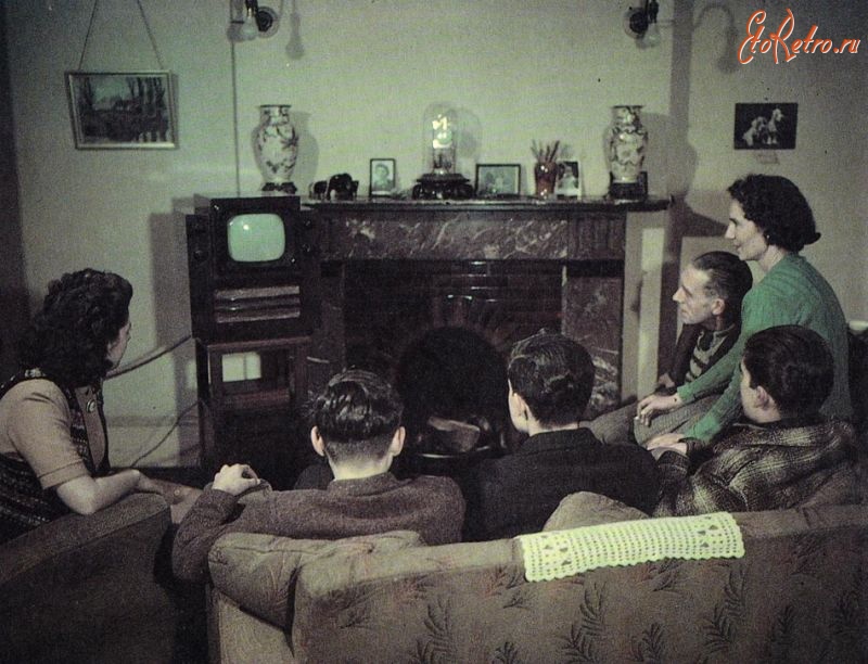 Великобритания - Счастливая английская семья увлеченно смотрит  выключенный телевизор...