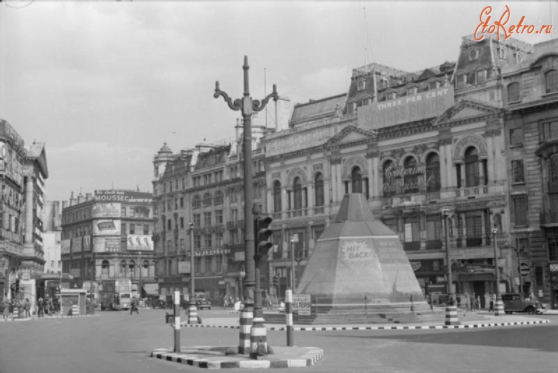 Лондон - A wide view of Piccadilly Circus, Великобритания,  Англия,  Большой Лондон