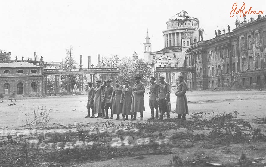 Потсдам - Потсдам. Дворец. 24 мая 1945 г. (Крайний справа Н. Иноземцев)