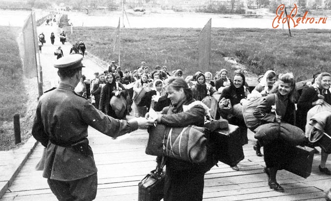 Магдебург - Переход перемещенных лиц через р.Эльбу; возвращение советских людей, угнанных в Германию