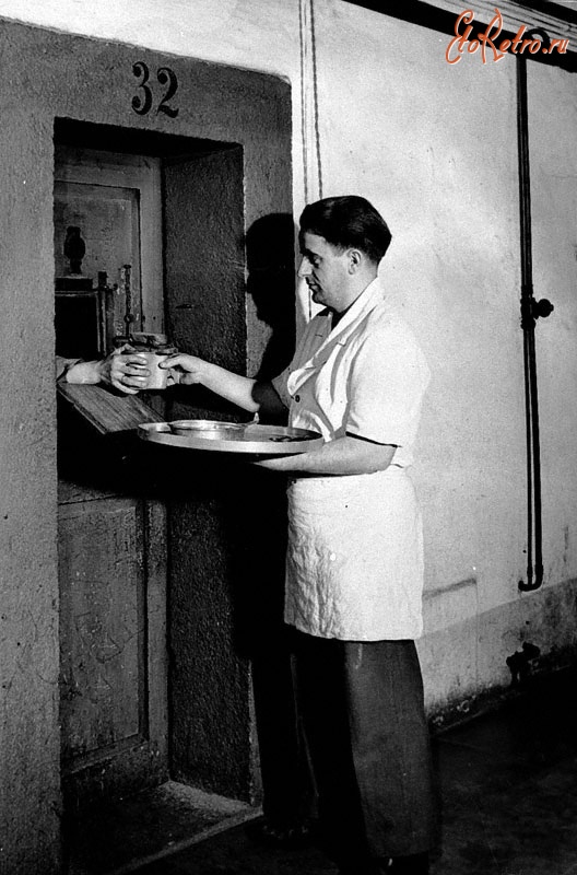 Нюрнберг - Раздача пищи в камеры немецких военных преступников в тюрьме в Нюрнберге