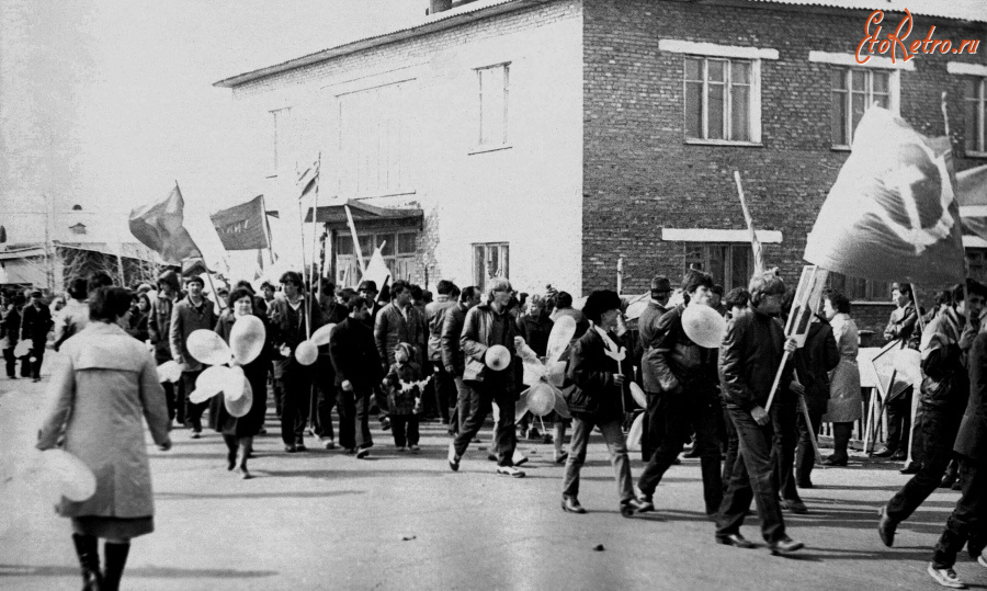 Онохой - Первомай. Демонстрация на улице Комсомольской.