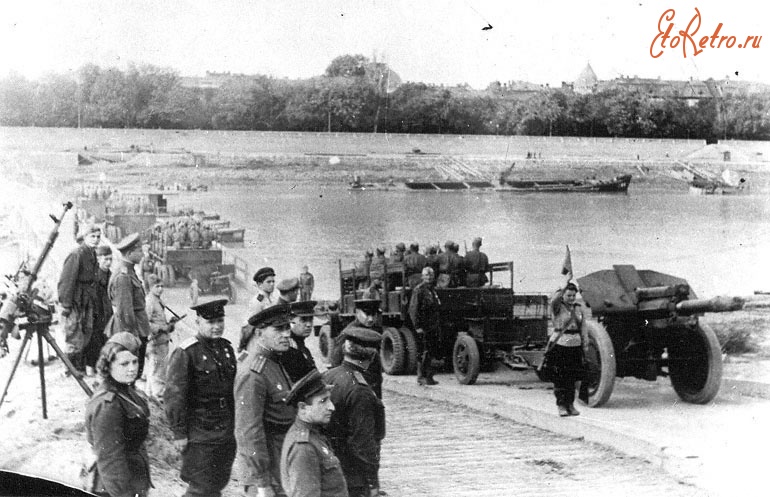 Венгрия - Советские войска переправляются через реку Тисса на будапештском направлении