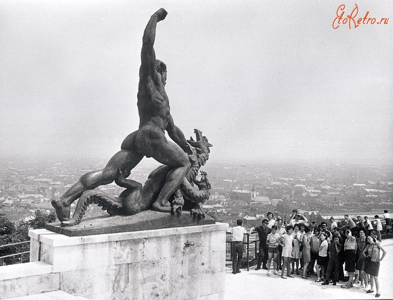 Будапешт - Фрагмент монумента советским воинам-освободителям на горе Геллерт в Будапеште