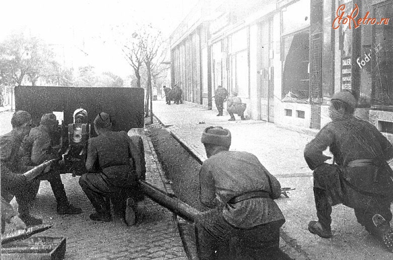 Кечкемет - Советские солдаты и артиллеристы ведут бой на одной из улиц в г.Кечкемет