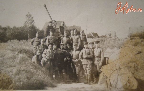 Солдаты и офицеры Советской армии - Групповой снимок у зенитного орудия.