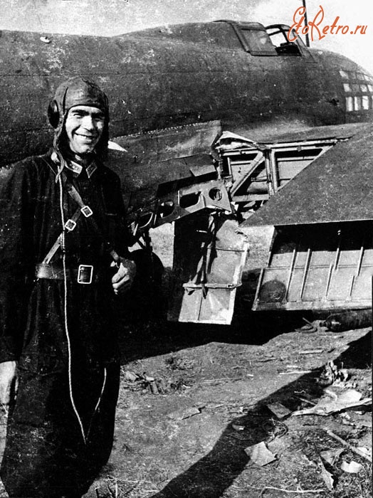 Солдаты и офицеры Советской армии - Капитан И.Е.Корзунов у поврежденного самолета.
