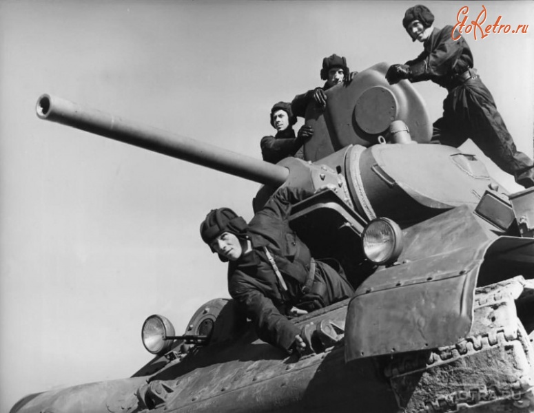 Солдаты и офицеры Советской армии - Экипаж советского танка Т-34 на броне своей машины
