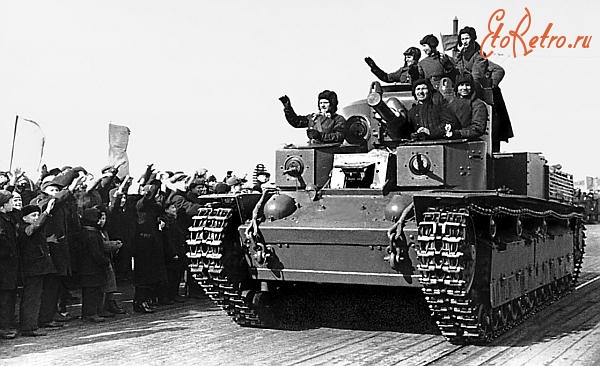 Солдаты и офицеры Советской армии - Танкисты 20-й танковой бригады возвращаются с Карельского перешейка. 24 апреля 1940 года