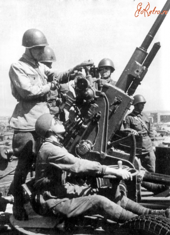 Солдаты и офицеры Советской армии - Расчет советской 37-мм автоматической зенитной пушки на позиции в районе Сталинграда