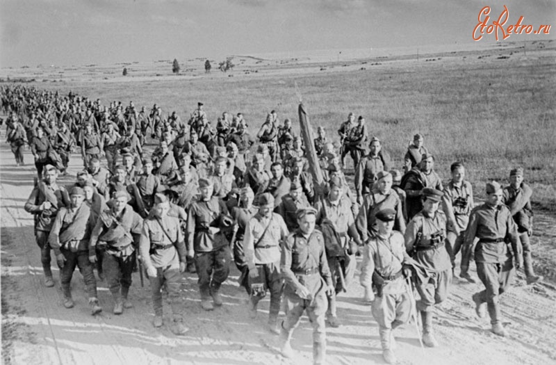 Солдаты и офицеры Советской армии - Военное пополнение на марше к линии фронта