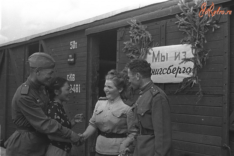 Солдаты и офицеры Советской армии - Участники штурма Кенигсберга перед отправкой домой