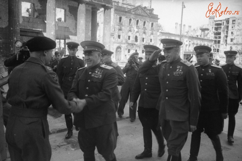 Солдаты и офицеры Советской армии - Встреча перед церемонией награждения у Бранденбургских ворот