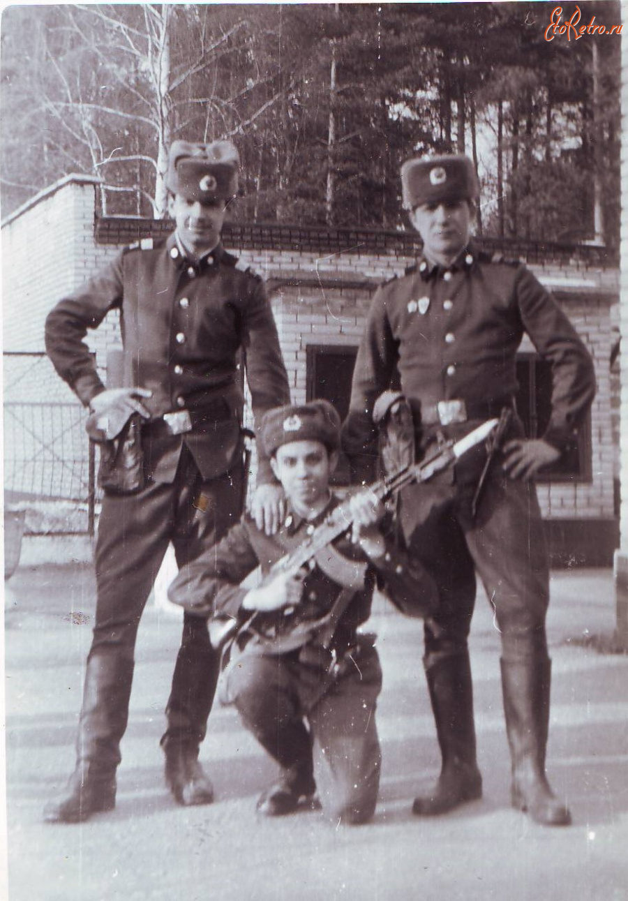 Солдаты и офицеры Советской армии - На память из армии.