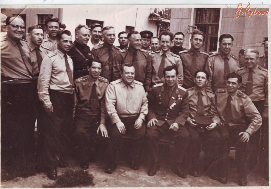 Солдаты и офицеры Советской армии - Памятное фото.