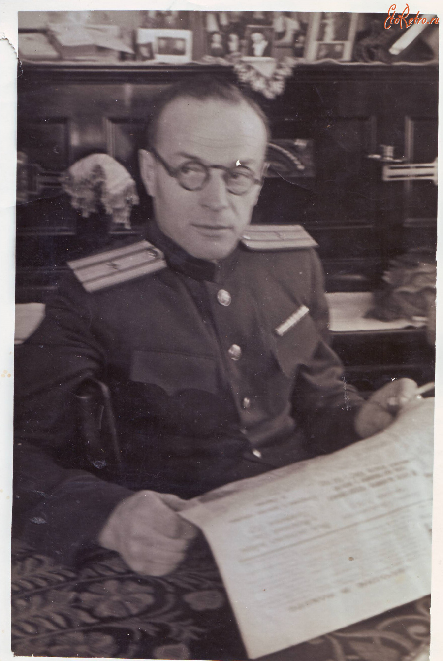 Солдаты и офицеры Советской армии - За чтением газеты.