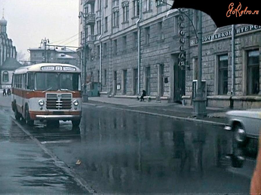 Автобусы - ЗИЛ-158, кадр из фильма «Операция “Ы” и другие приключения Шурика», 1964 год, Хамовники.