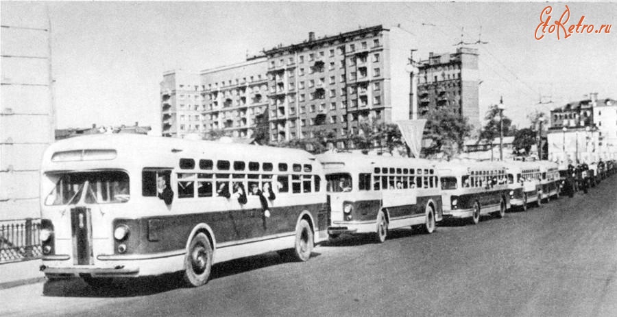 Автобусы - Новые автобусы ЗИС-154, 800-летие Москвы, 1947 год. Садовое кольцо, район Гончарных переулков.