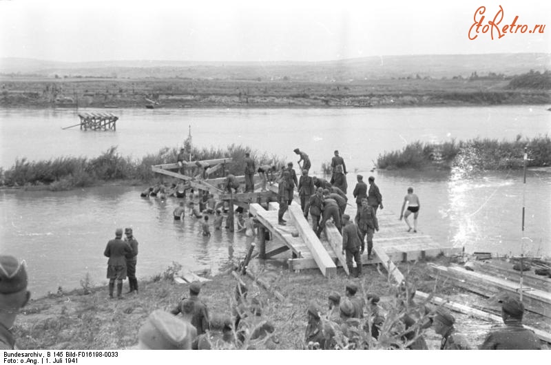 Молдавия - Румынская и германская пехота сооружают переправы через Прут.