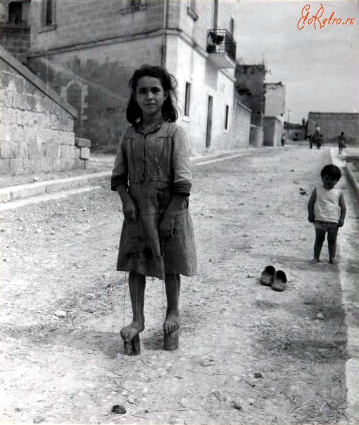 Италия - Италия, 1948 год - Девочка, играющаяся посреди улицы