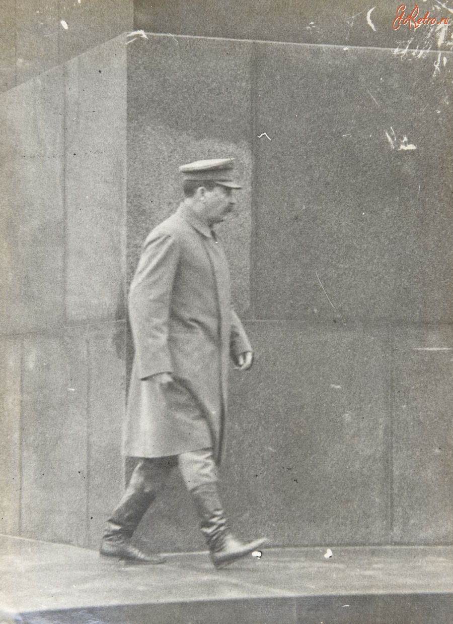 Ретро знаменитости - Фото Генерального секретаря ЦК ВКП(б) В.И. Сталина, идущего вдоль Мавзолея В.И. Ленина.