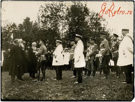 Ретро знаменитости - Император Николай II принимает приветствие сельских старост Ярославля по случаю торжеств, посвященных 300-летию дома Романовых 21 мая 1913 г.